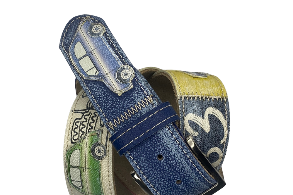 Cintura artigianale con auto blu e verde