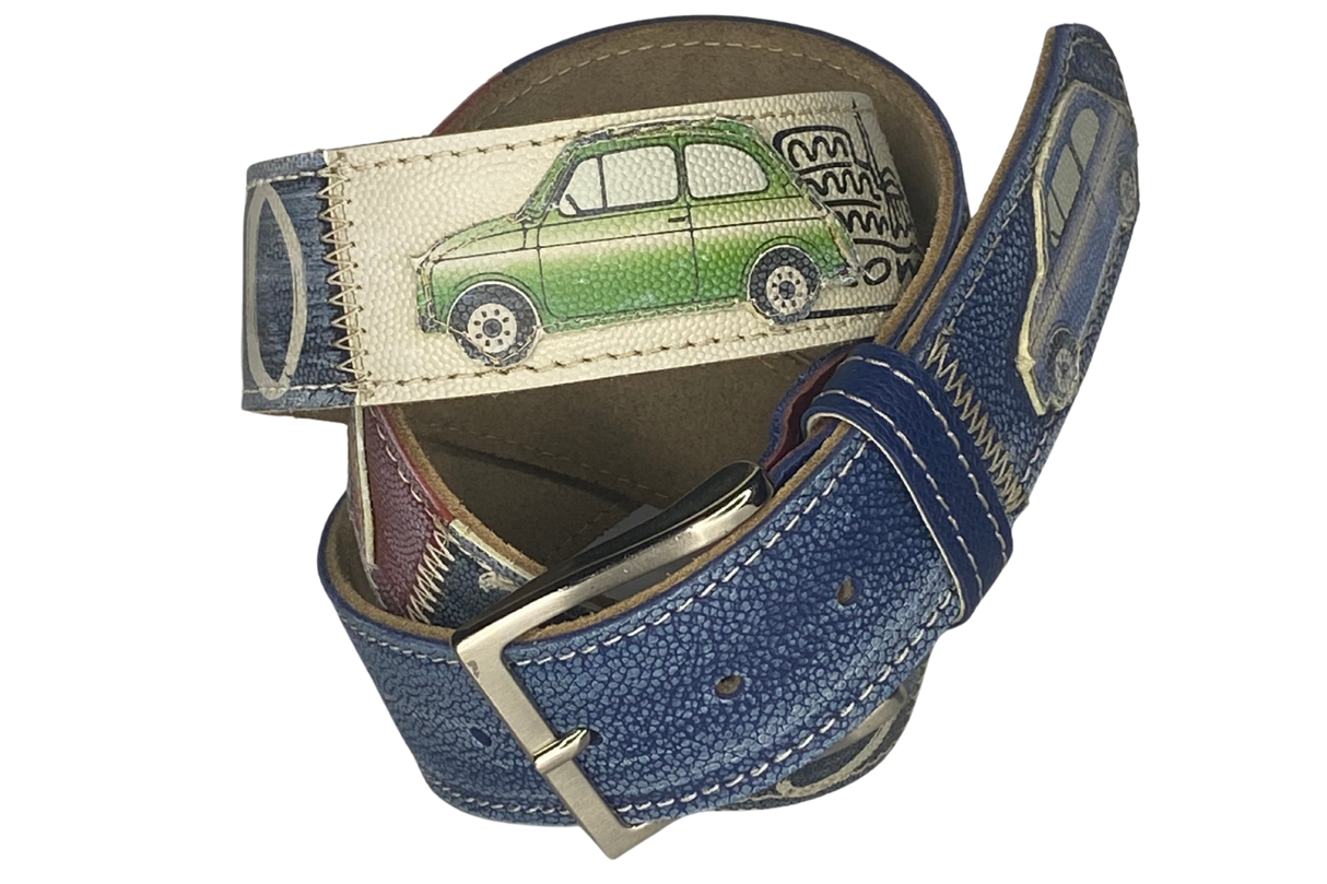 Cintura con auto verde e fibbia in metallo