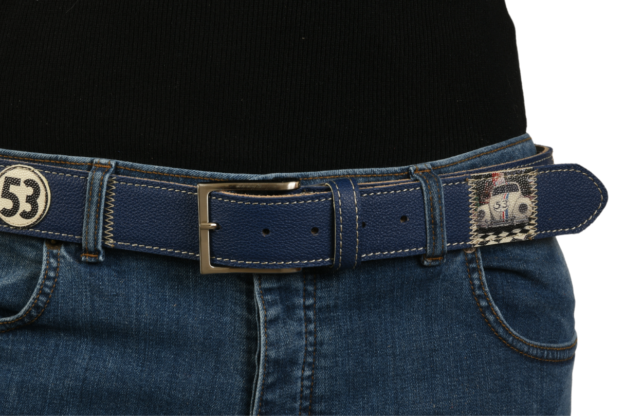 Cintura blu con auto d'epoca e numero 53 indossata