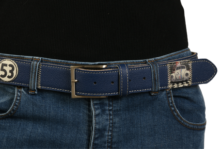 Cintura blu con auto d'epoca e numero 53 indossata