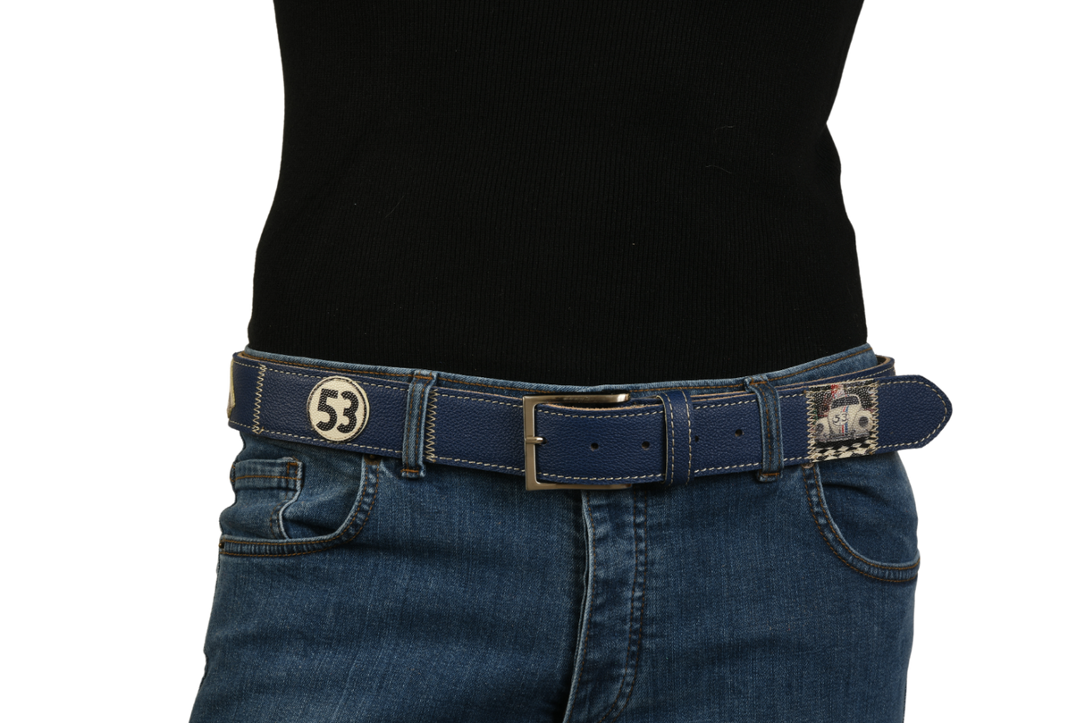 Cintura blu con design automobilistico indossata