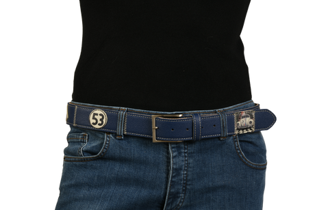 Cintura blu con design automobilistico indossata