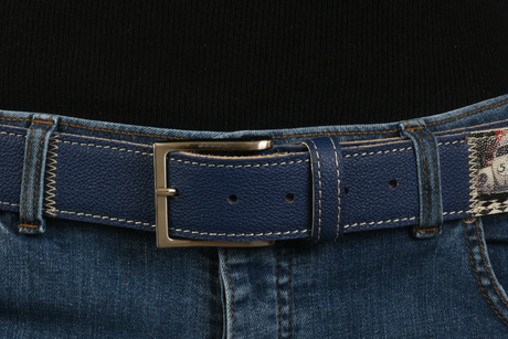 Dettaglio fibbia cintura blu con numero 53