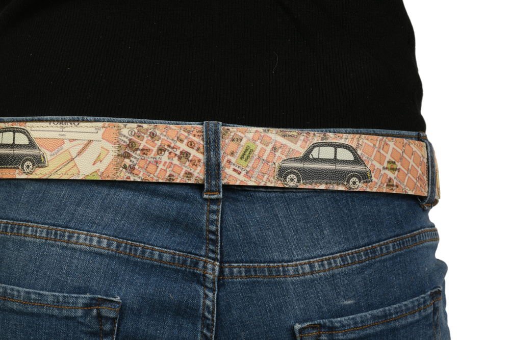 Retro cintura urbana con auto vintage su jeans