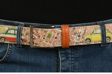 Dettaglio fibbia cintura urbana con auto vintage