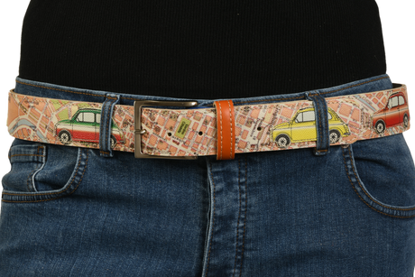 Cintura urbana con auto vintage, eleganza casual