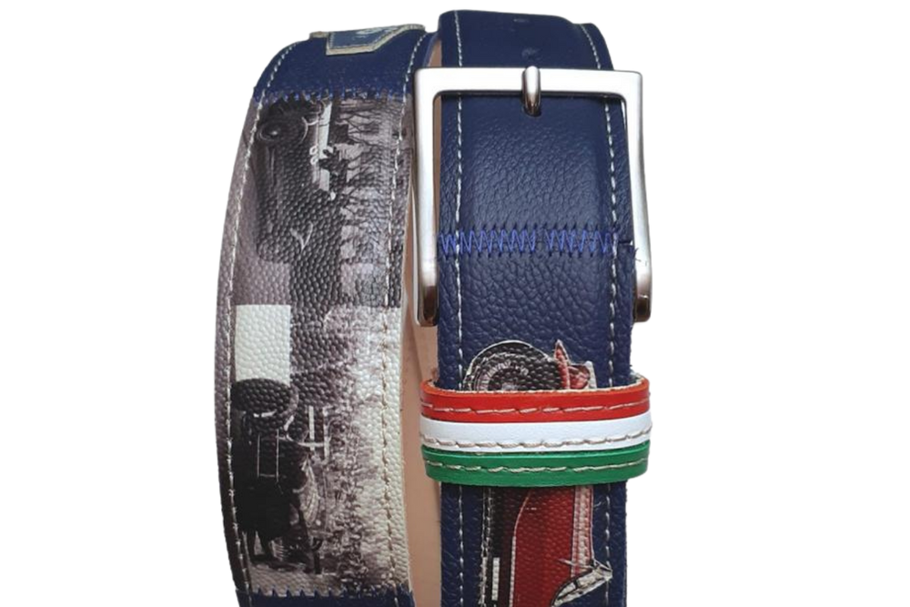 Cintura in pelle blu con simboli automobilistici