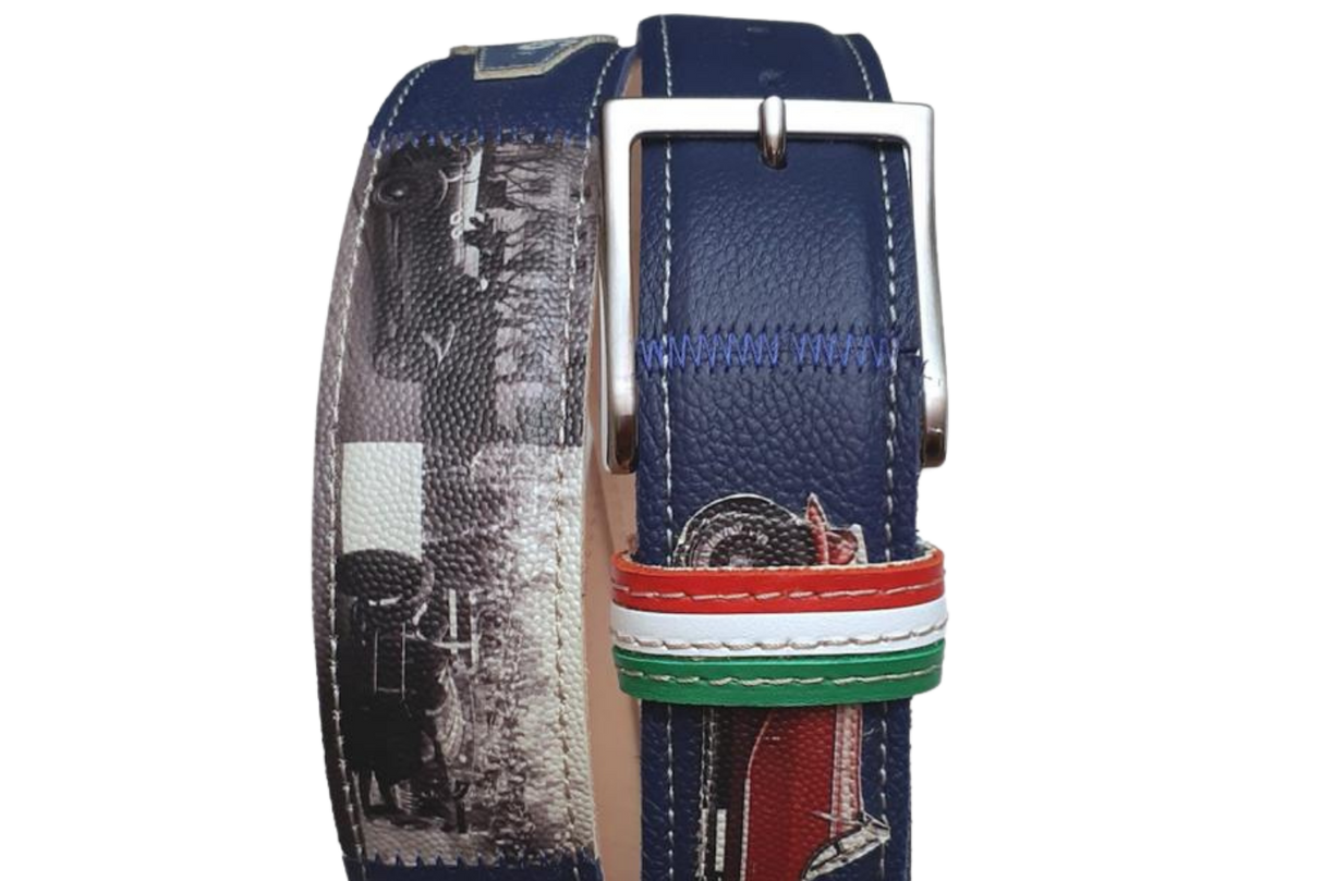 Cintura in pelle blu con simboli automobilistici