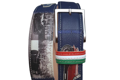 Cintura in pelle blu con simboli automobilistici