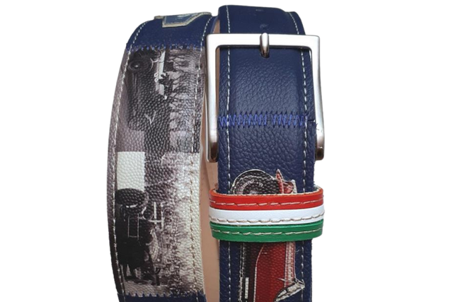 Cintura in pelle blu con simboli automobilistici