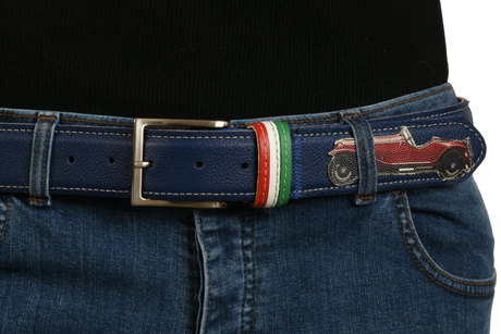 Cintura blu con auto rosse indossata su jeans