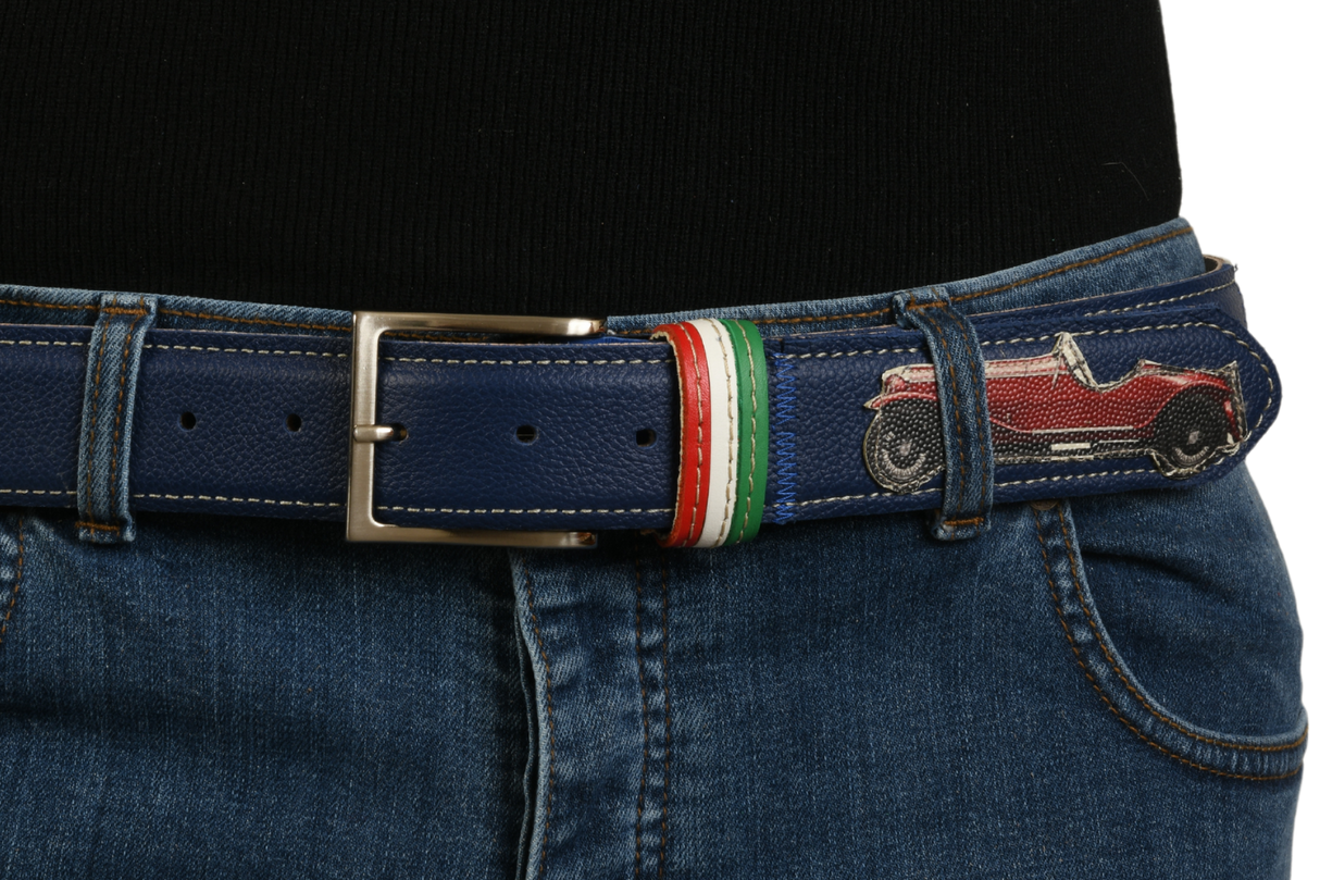Cintura blu con auto rosse indossata su jeans