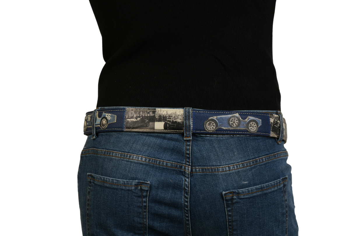 Vista posteriore cintura blu con dettagli auto