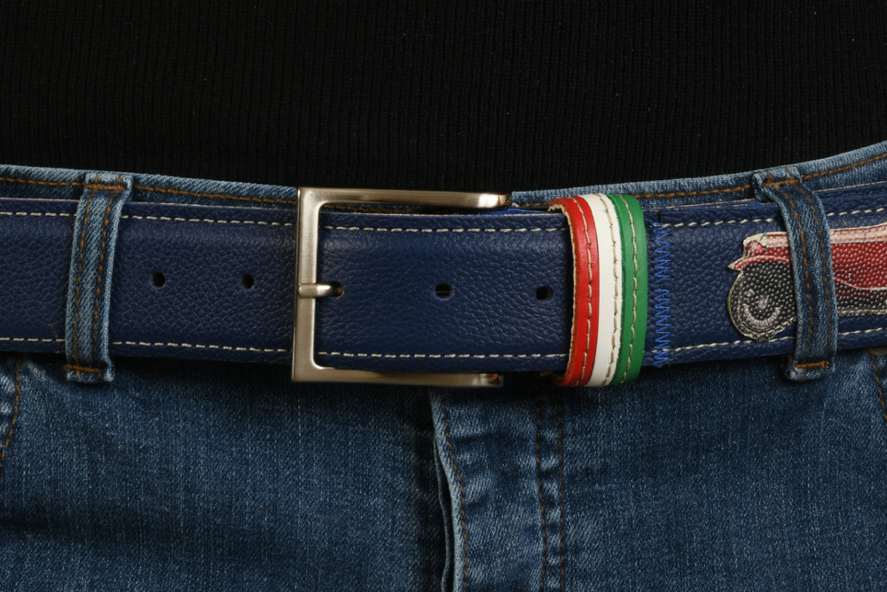 Dettaglio fibbia cintura blu con auto rosse