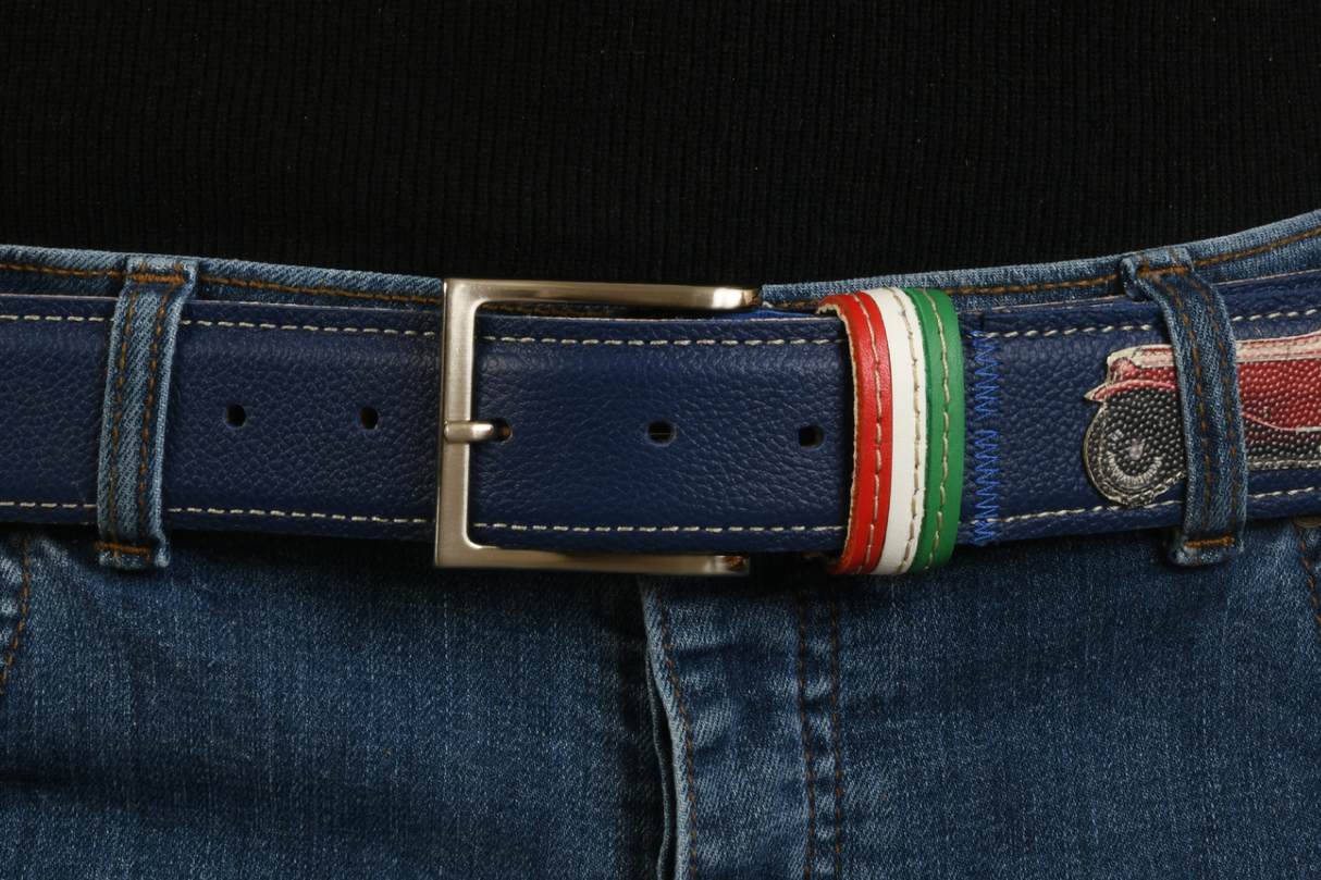 Dettaglio fibbia cintura blu con auto rosse