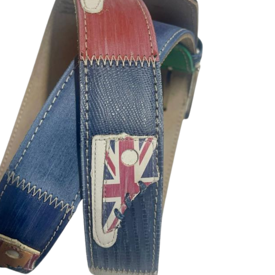 Cintura 'Sneakerhead' con bandiera e sneaker