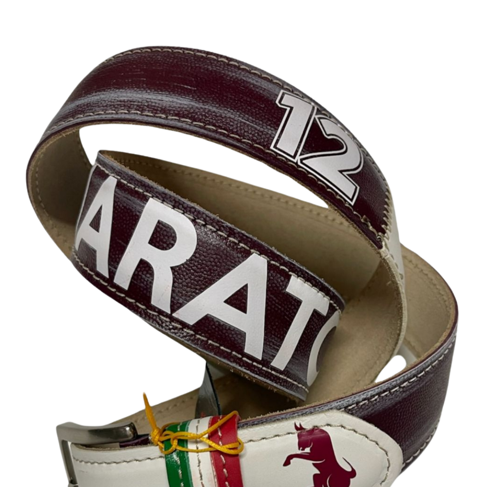 Dettaglio cintura granata con numero 12 e fibbia tricolore