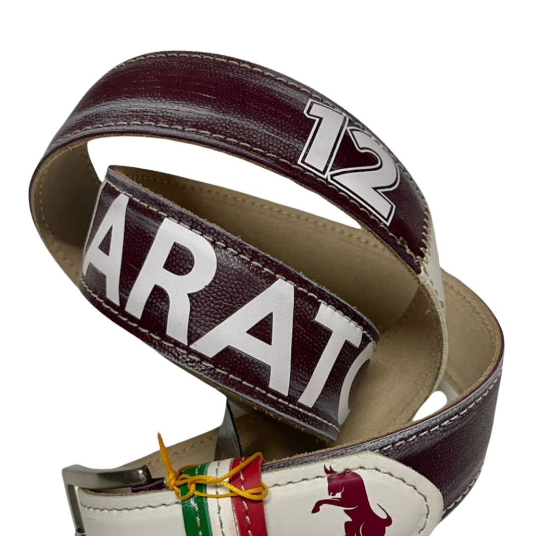 Dettaglio cintura granata con numero 12 e fibbia tricolore