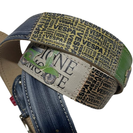 Dettaglio cintura 'Italian Ride' con tema Vespa