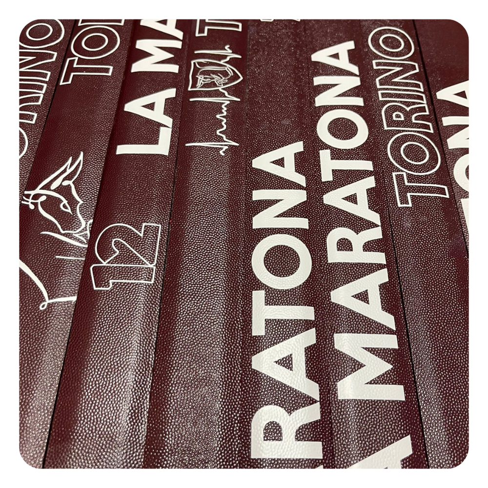 Cinture granata con scritte 'LA MARATONA' e 'TORINO'