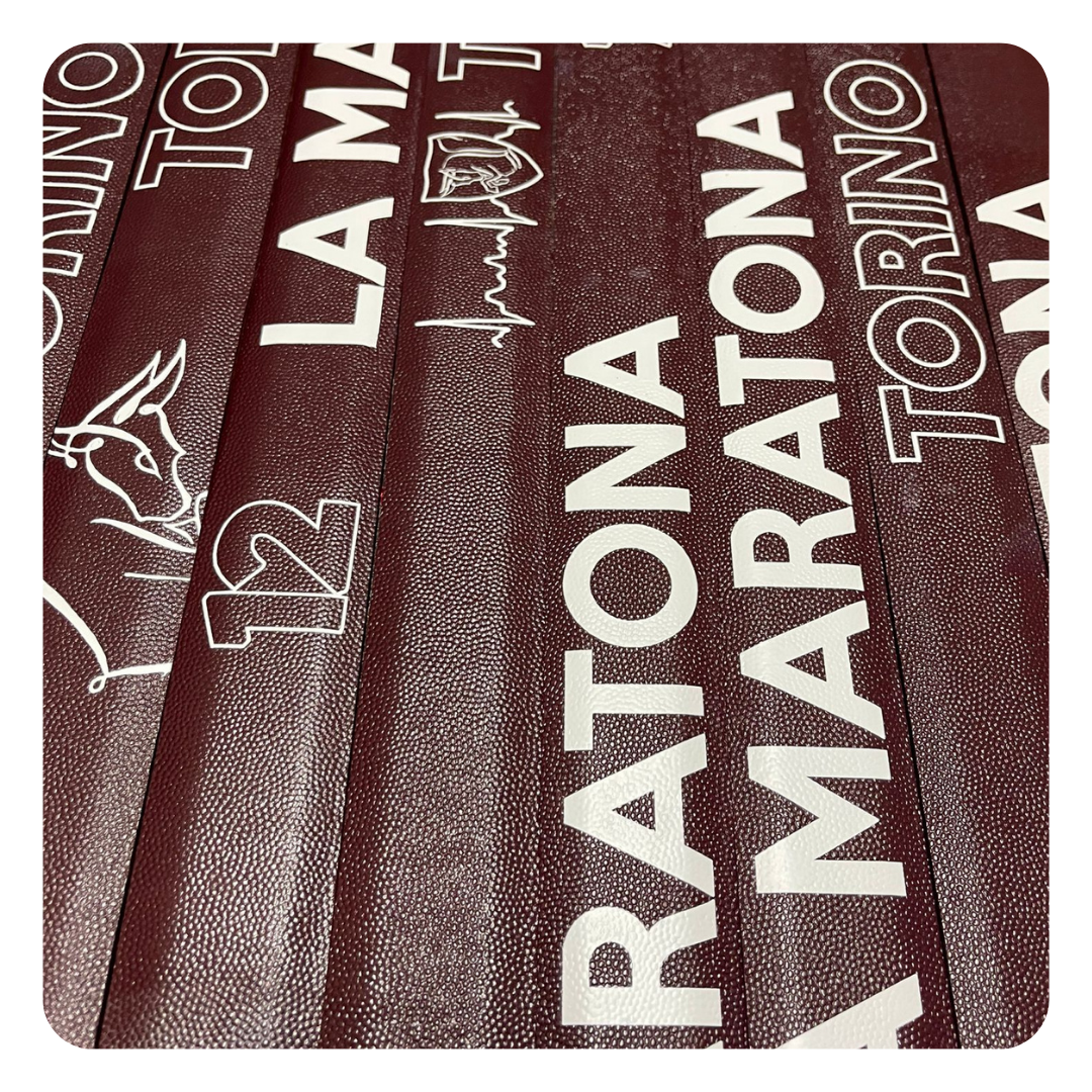 Cinture granata con scritte 'LA MARATONA' e 'TORINO'