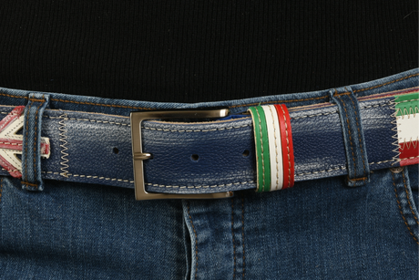 Primo piano cintura artigianale su jeans