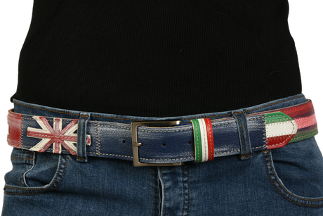 Cintura con bandiere indossata frontalmente