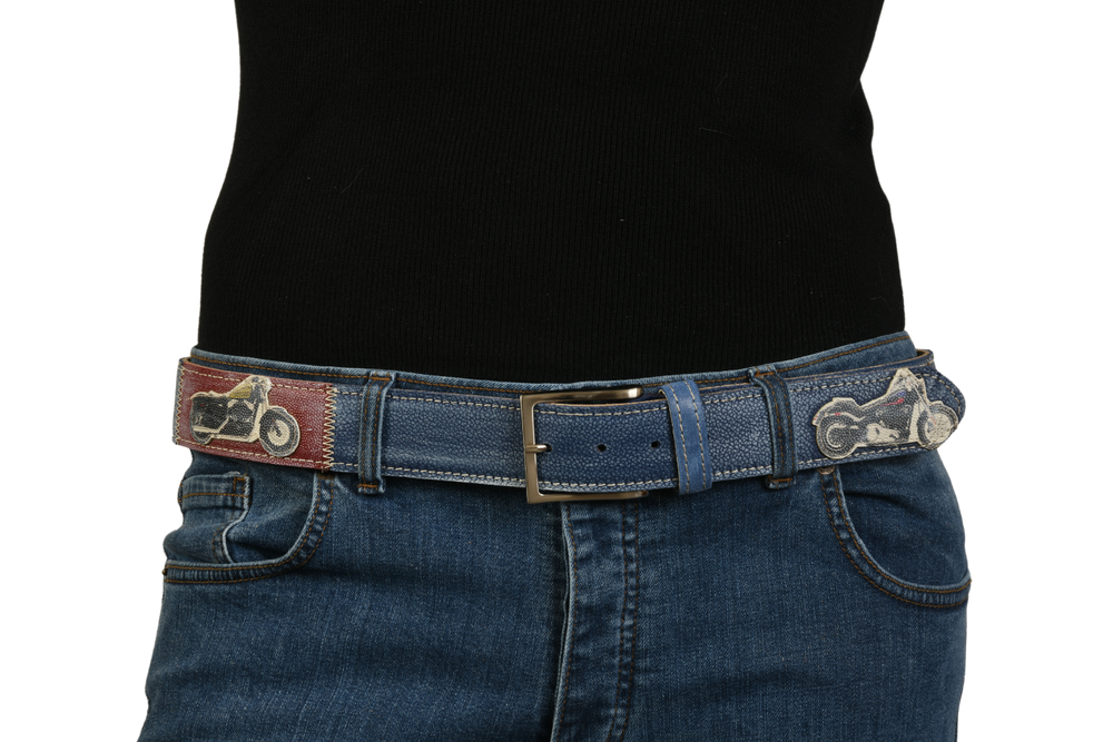 Cintura motociclistica 'Spirit of Speed' su jeans