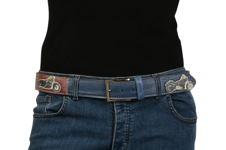 Cintura motociclistica 'Spirit of Speed' su jeans
