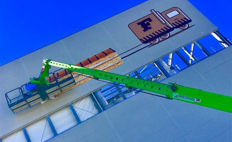 Allestimento facciata con disegno di treno su edificio