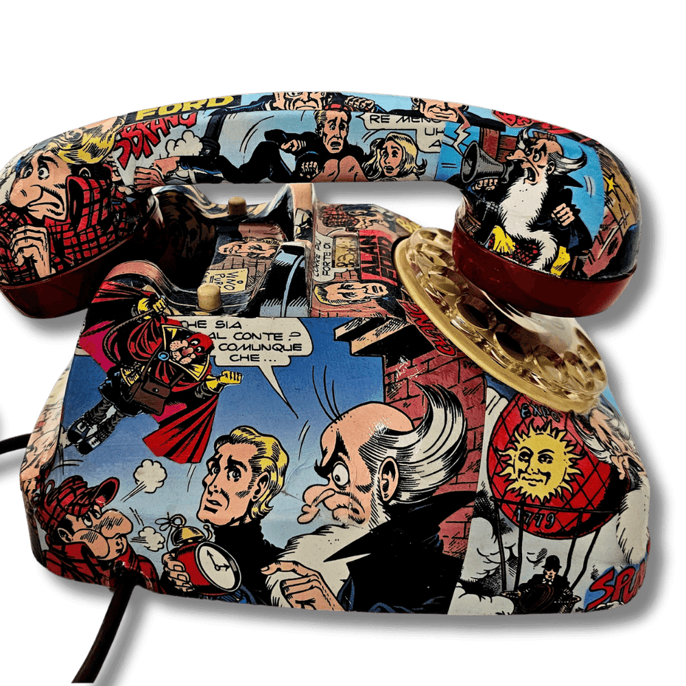 Dettaglio laterale telefono Alan Ford con grafica fumetto