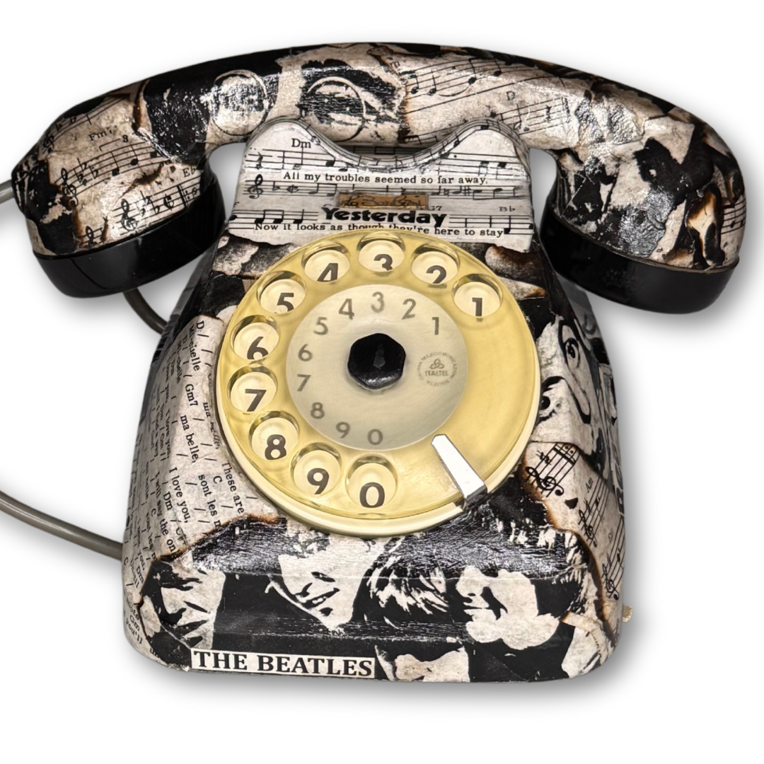 Telefono Siemens del 1962 decorato a mano con spartiti originali dei Beatles da LaBarbini, pezzo unico artistico e da collezione in vendita su Mycrom Art.