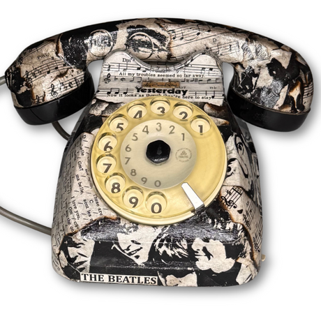 Telefono Siemens del 1962 decorato a mano con spartiti originali dei Beatles da LaBarbini, pezzo unico artistico e da collezione in vendita su Mycrom Art.