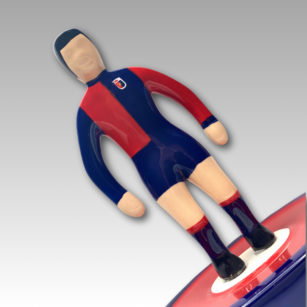 Dettaglio statuetta Subbuteo ceramica rosso e blu