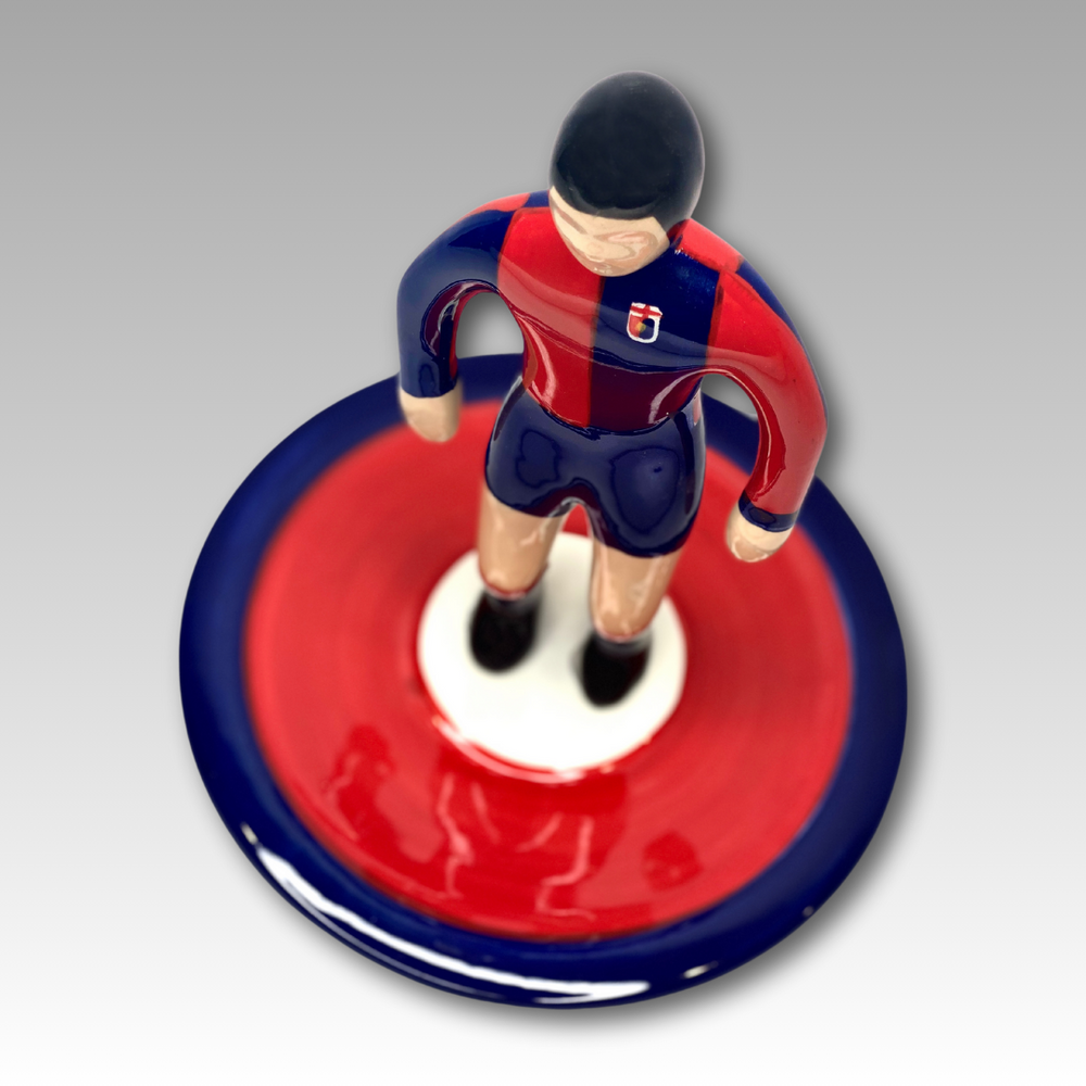 Vista dall'alto statuetta Subbuteo ceramica rosso e blu