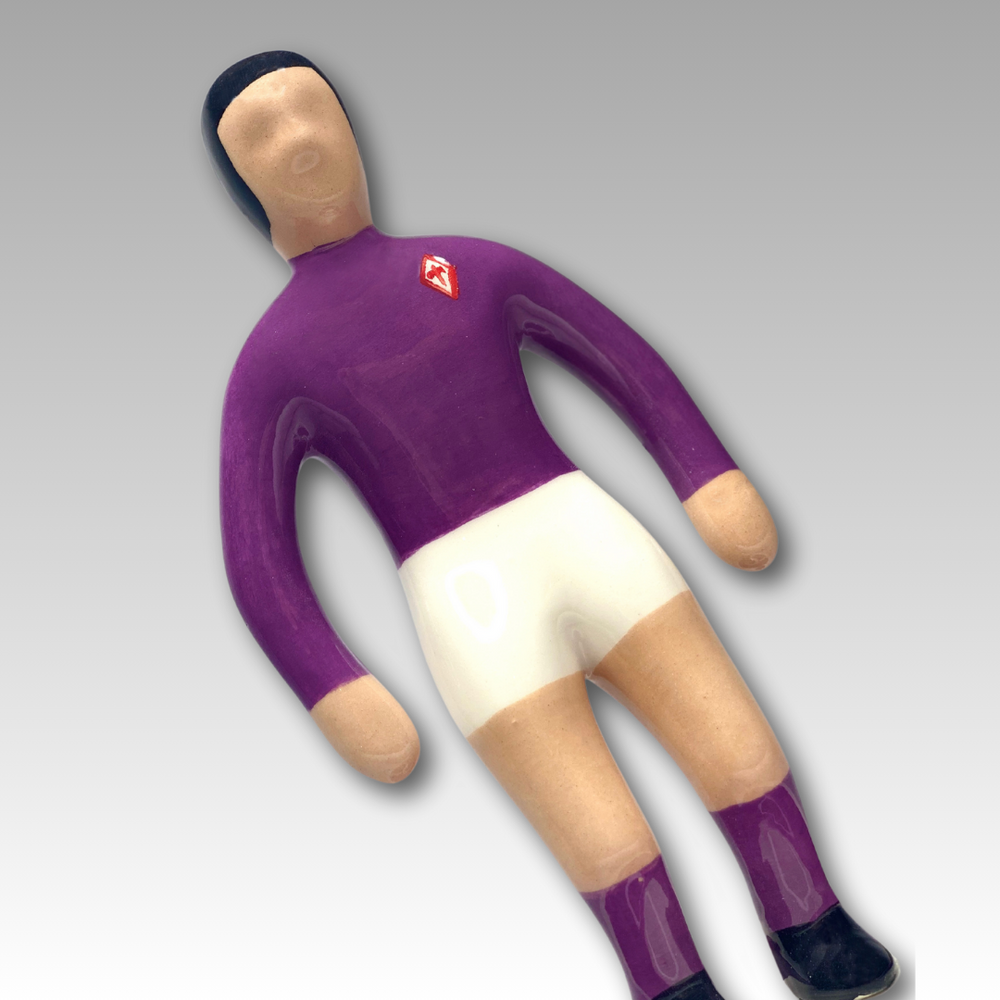 Dettaglio statuetta Subbuteo ceramica viola