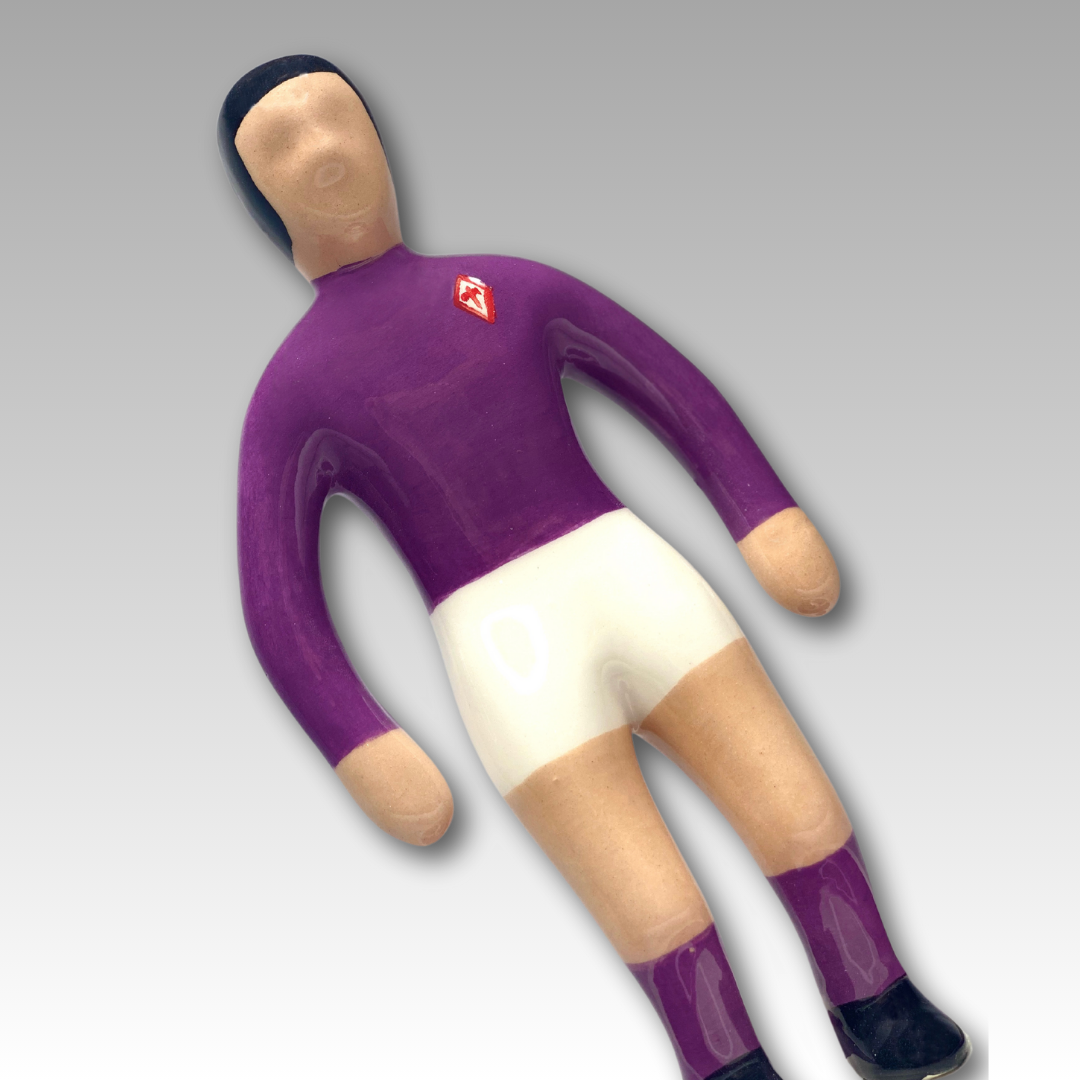 Dettaglio statuetta Subbuteo ceramica viola
