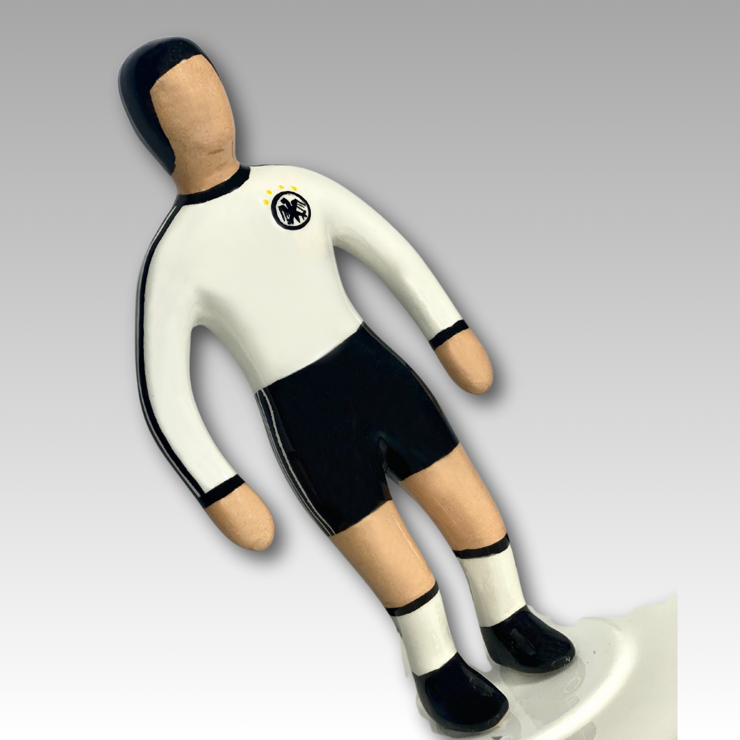 Statuina ceramica Subbuteo bianca e nera inclinata