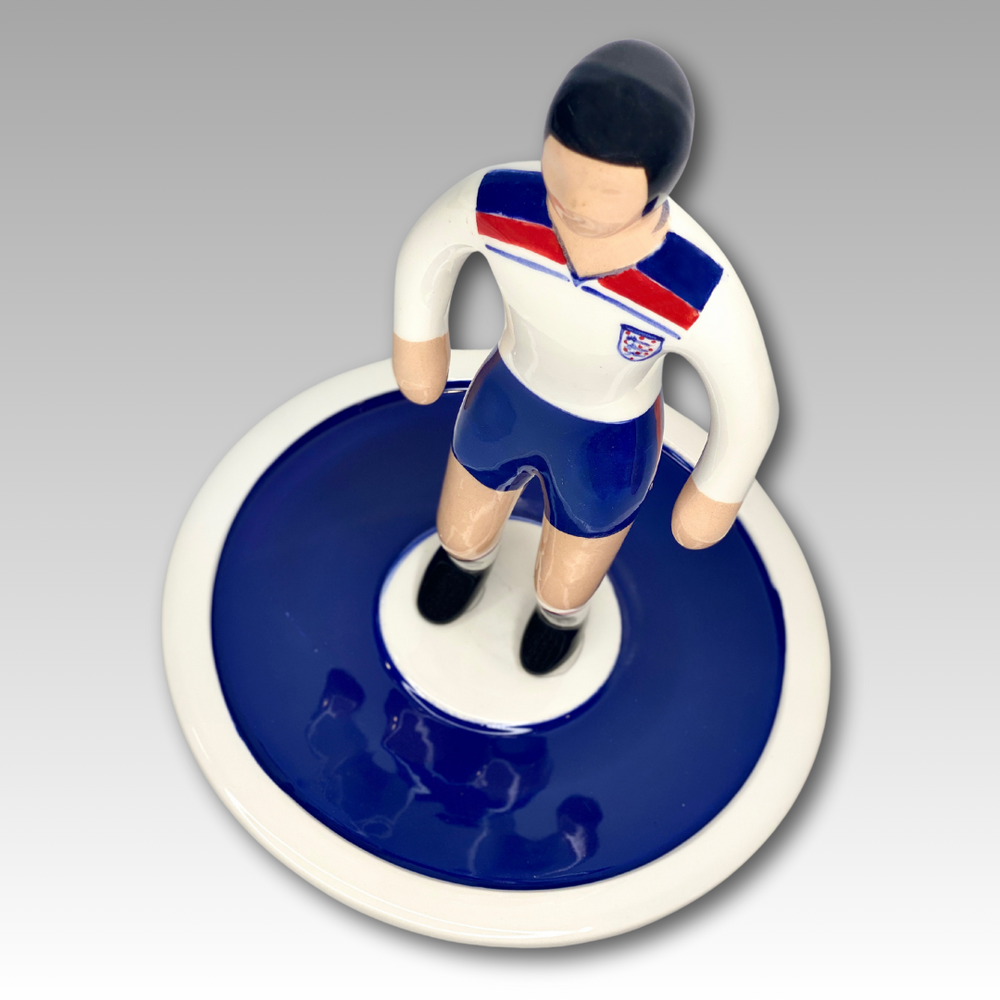 Vista dall'alto statuina ceramica Subbuteo bianca e blu