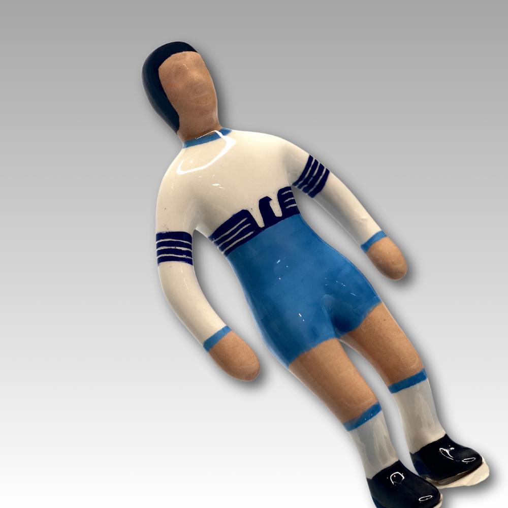 Dettaglio statuetta Subbuteo ceramica bianco e azzurro
