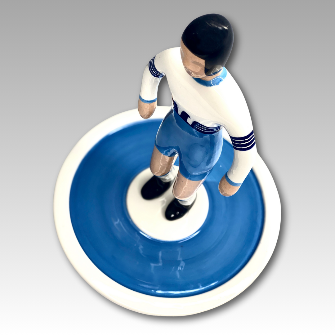 Vista dall'alto statuetta Subbuteo ceramica bianco e azzurro