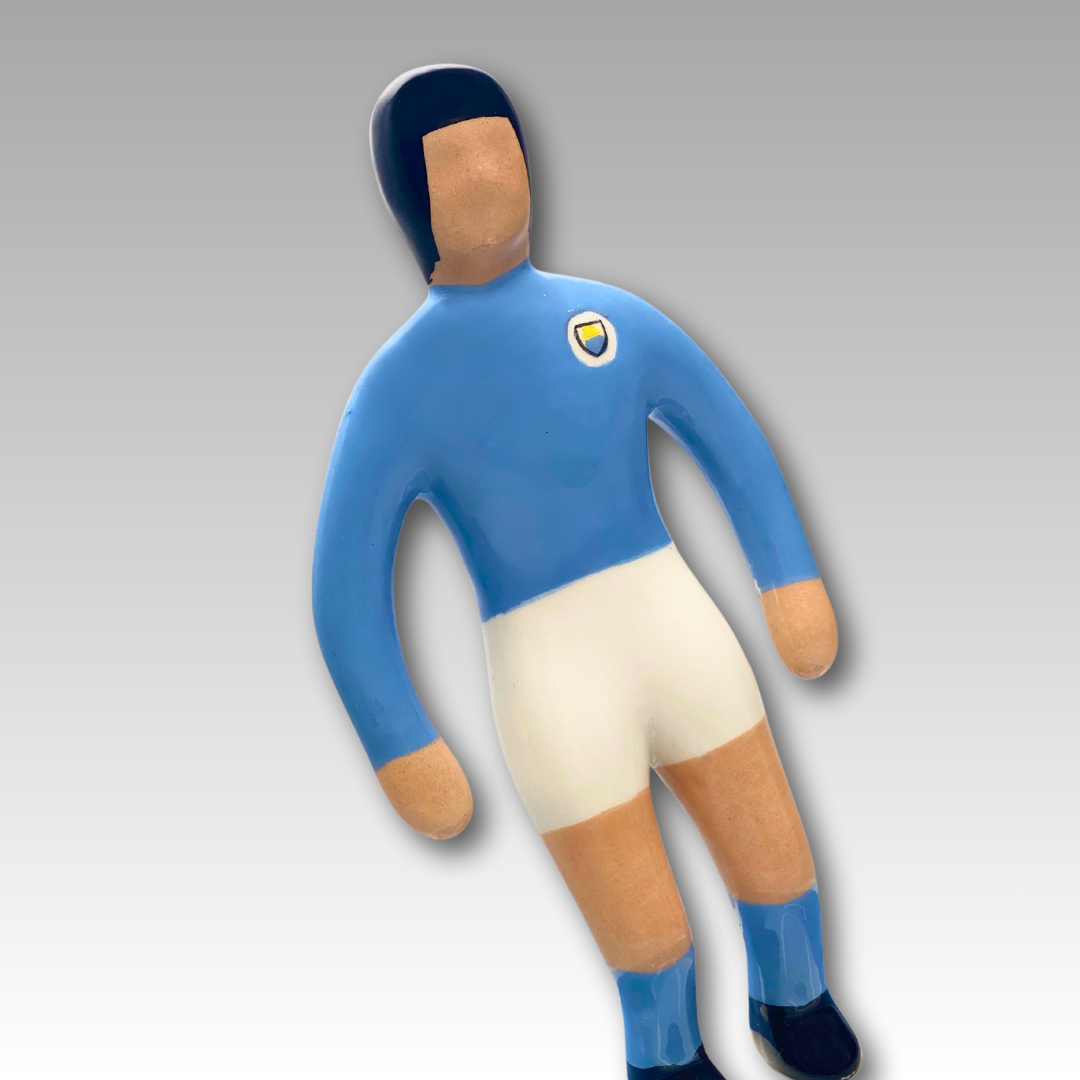 Figura Subbuteo ceramica azzurra in posa