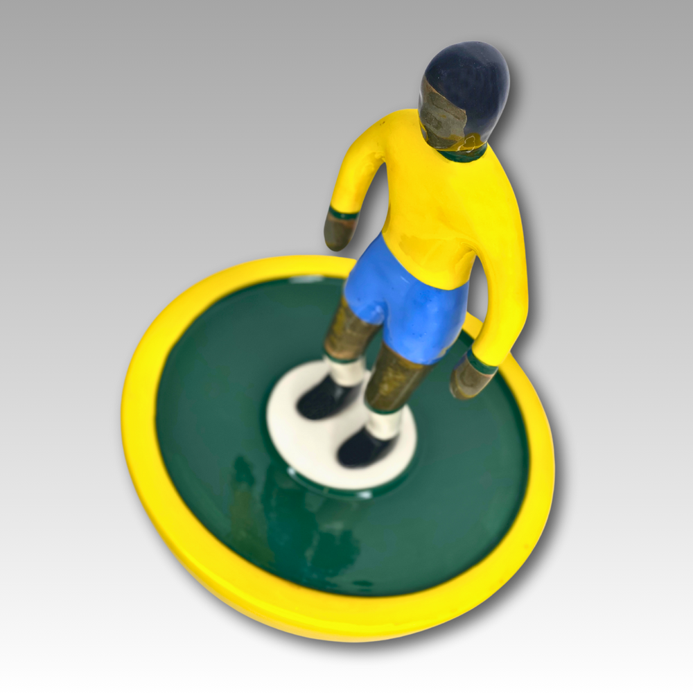 Vista dall'alto statuina ceramica Subbuteo gialla e blu