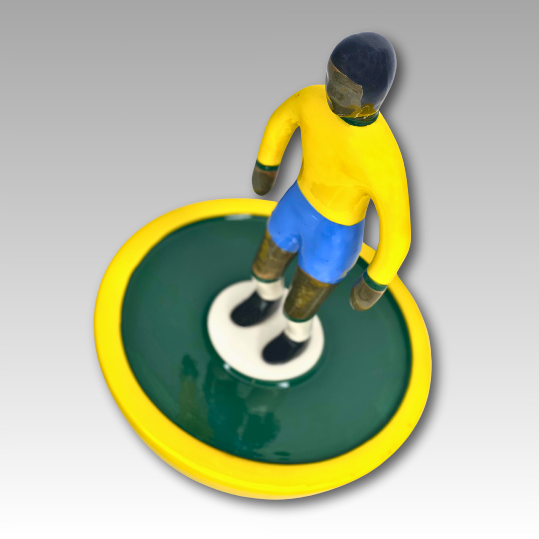 Vista dall'alto statuina ceramica Subbuteo gialla e blu