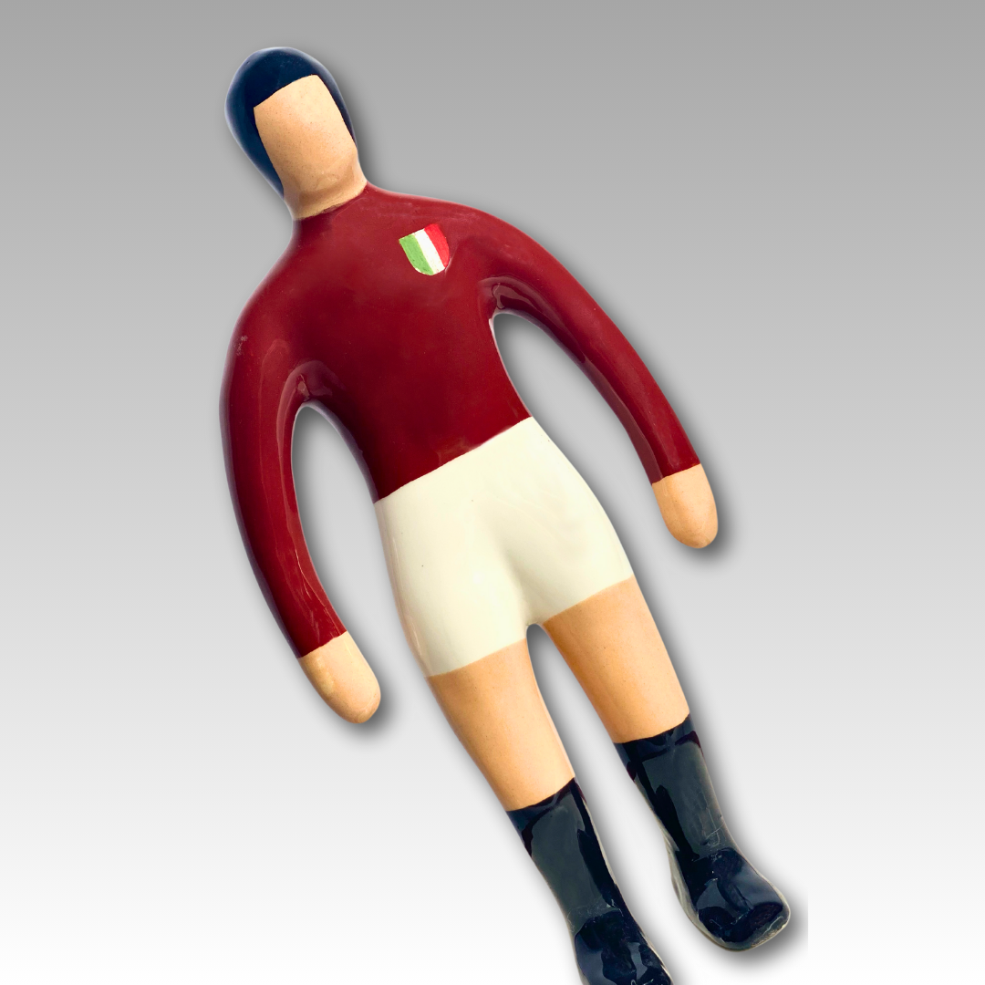Dettaglio statuetta Subbuteo ceramica granata