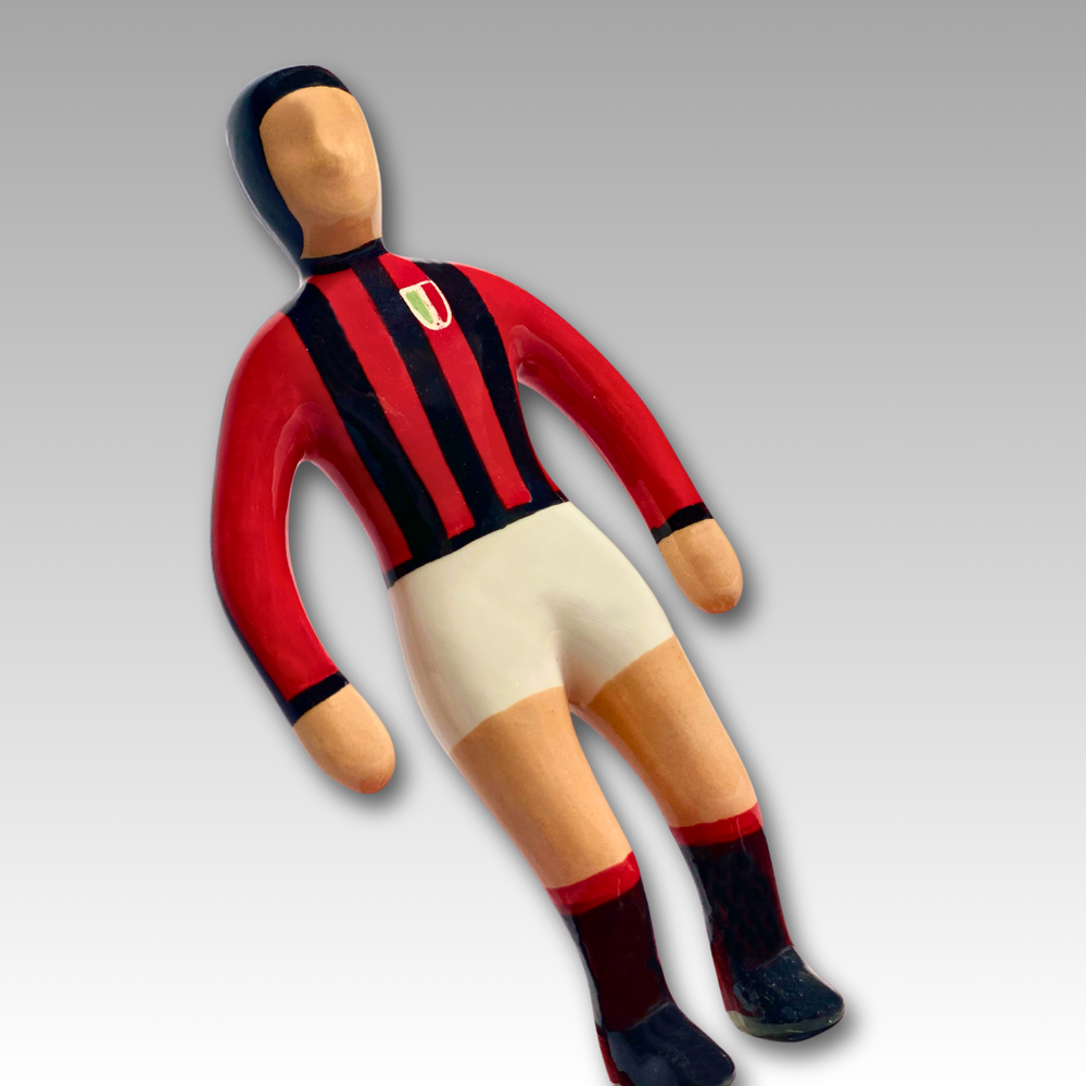 Dettaglio statuetta Subbuteo ceramica rosso e nero