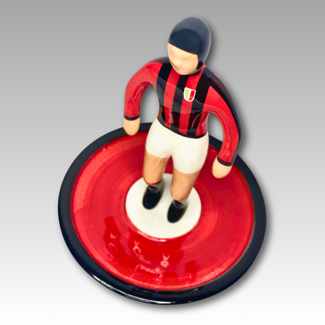 Vista dall'alto statuetta Subbuteo ceramica rosso e nero