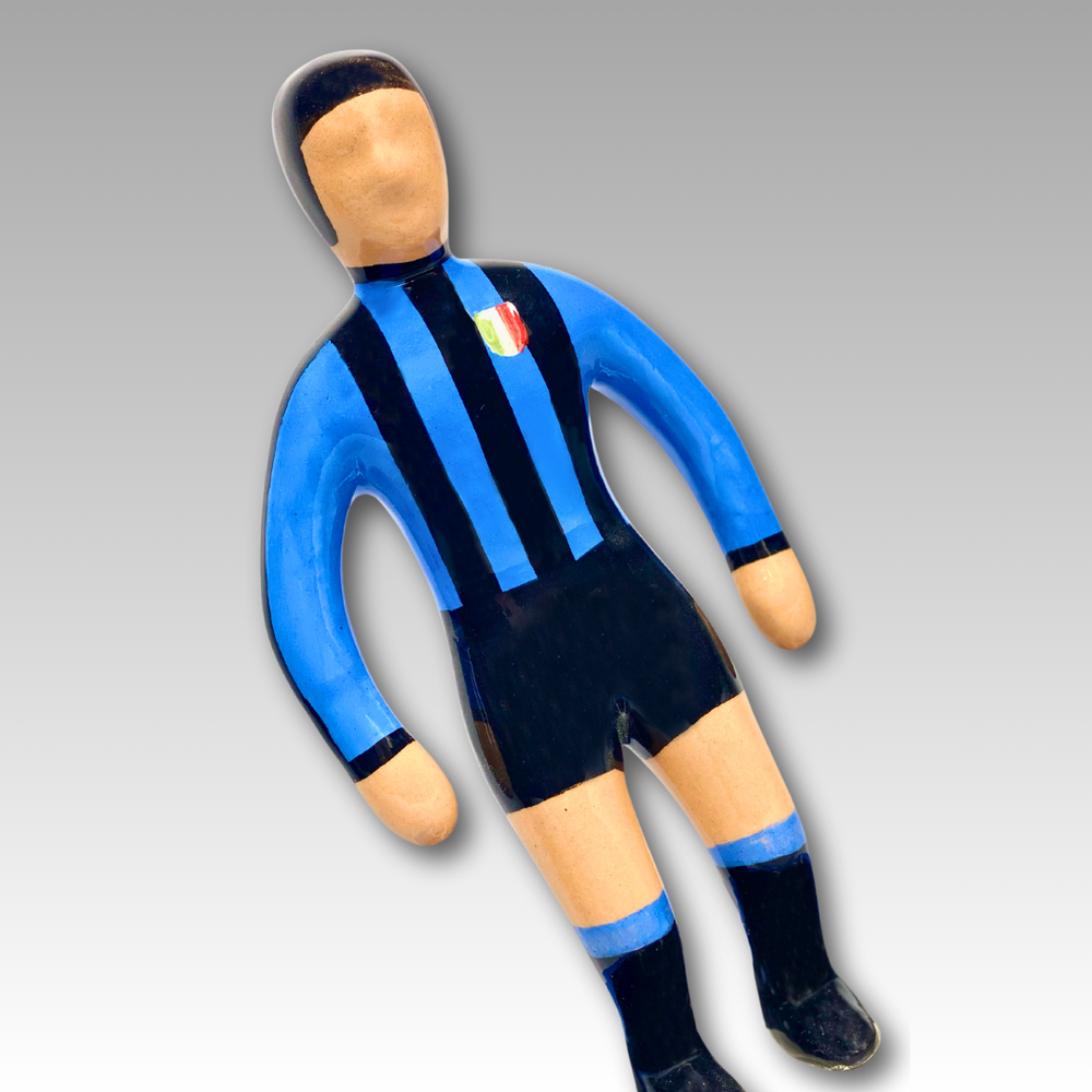 Dettaglio statuetta Subbuteo ceramica blu e nero