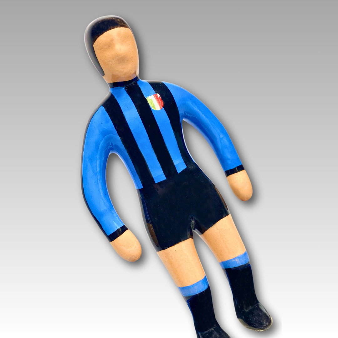 Dettaglio statuetta Subbuteo ceramica blu e nero