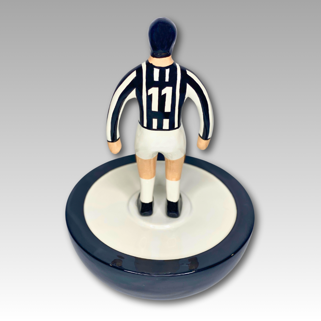 Retro con numero 11 statuetta Subbuteo ceramica bianco e nero